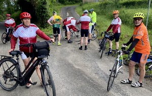 Petite crevaison, arrêt du groupe.