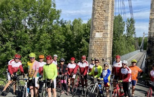 On est bien petit à côté du pont sur la Dordogne!