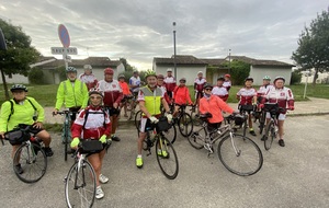 Petit peloton sous un ciel menaçant.