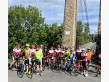 On est bien petit à côté du pont sur la Dordogne!